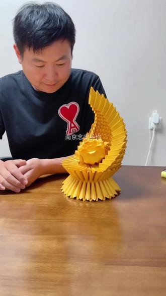 背靠金山上面搭配的小金莲完整教程,仅仅只用六张纸,就能折出这朵精致饱满的金色莲花。
通体金瓣自带吉祥寓意,金莲伴金山,外有金山守家业,内有莲花净心安,一整套搭配寓意财源稳固、阖家平和。#背靠金山 #手工折纸 #折纸教程 #折纸 #莲花