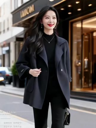 秋日街头的时髦瞬间 午后阳光洒在街头,晚晴穿着一身黑——短款西装搭阔腿裤,利落又显气场,小黑包精致亮眼。她站在品牌店前,想着把这身“all black感穿搭”分享给粉丝,连路过的风都似被这份时髦感染,变得温柔又有腔调,仿佛下一秒就能开启一场精彩的城市漫游#秋季彩色系穿搭测评 #秋冬ins风穿搭技巧 #秋季日常实用穿搭思路分享 #晒晒我的秋日穿搭 #秋日可露丽配色穿搭