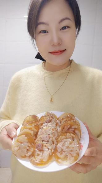 #美食#肉皮冻的做法 冰箱里冷藏可以保存一个月的肉皮冻做法。跟我学做起来吧!
