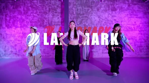 『LANDMARK舞室』「六六编舞」—常规基础课堂
导师:@李六不六
🎵:世界上的另一个我
#地标引力LANDMARK #六六编舞 #原创编舞 #世界上的另一个我 #萌
