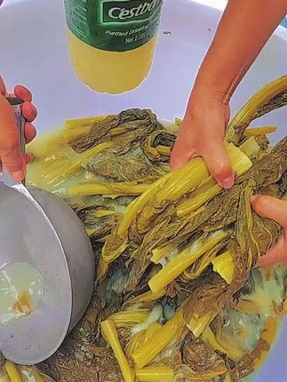 #上热门 #抖音美食推荐官 #农村美食 贵州青菜酸菜,酸脆嫩爽,冰冰凉凉的太安逸了,拿回去烩豆米,煮酸汤鱼~酸汤火锅,拌酸菜都非常好吃,开胃又下饭#家乡的味道 #妈呀太香了