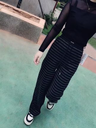 不要再和任何人生气了,搭上了自己的健康和快乐,倒不如慢慢放下一切,照顾好自己照顾好孩子。没有改变的道歉都是敷衍,被提醒的细节分文不值,伸手要来的安全感 毫无意义。总之一生要好好爱自己,女人一旦到了一定年龄,一定要懂得控制欲望,除了变美和赚钱,就是享受孤独,不要把宝贵的时间,浪费在自己驾驭不了的人和毫无意义的事上。活着活着你就活明白了,跟任何人较劲,都是在消耗自己。#条纹裤 #显高显瘦显腿长 #小个子穿搭