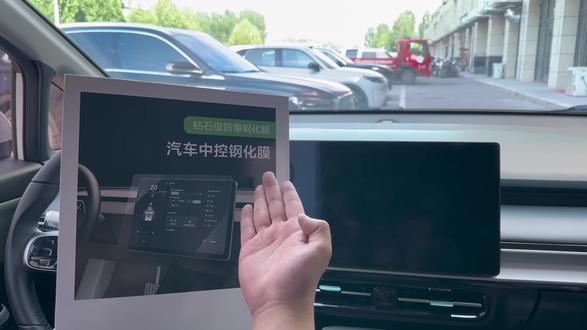 埃安的车友们,原车中控屏幕使用频率高,很容易刮花磨损后期无法修复,这款高清钢化膜,原车比例1:1开模,静电吸附式安装,快给爱车安排上吧!#中控钢化膜#屏幕钢化膜 #埃安#广汽埃安#汽车好物
