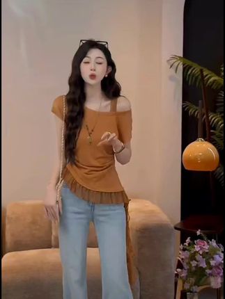 微胖女孩的法式氛围感T恤 微胖女孩看过来!! 被问爆的YUANLIANSU【花颜似玉】法式T恤,设计感拉满💯 露肩小心机+不规则下摆,藏肉显瘦一绝,搭配牛仔裤轻松拿捏松弛感✨ 现在到手价超划算,点击左下角购物车,让普通穿搭秒变时尚大片~ #微胖穿搭 #法式T恤 #显瘦穿搭 #时尚种草 #抖音爆款服饰