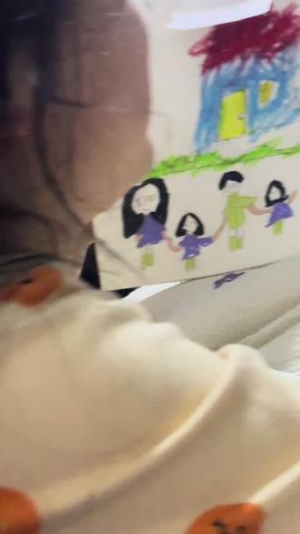 #上热门话题榜🔥 一开始真以为是画的我们一家四口结果是她的一家人,还算有良心把我和她爸送养老院了没有丢大街上😭