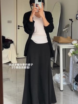 两个长度两个颜色! 别找了!就是这条垂感超棒的鱼尾半身裙,把松弛感和高级感牢牢锁在身上~ 上身是慵懒随性的大裙摆,走动间自然形成鱼尾弧度,胯宽、腿不直都能藏得严严实实,自带“显瘦效果”!面料软乎乎的还巨垂顺,贴身穿也舒服到不想脱~#慵懒风穿搭 #梨形身材穿搭 #秋冬穿搭 #半身裙搭配 #小个子穿搭