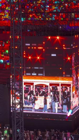 TF新音28号结束的小火车大屏#TF家族 #时代峰峻新年音乐会