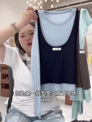 这件撞色针织衫太会穿了!假两件设计减少搭配烦恼,修身版型凸显曲线~韩系风格百搭实穿,搭配外套露出撞色边超有层次。早秋必备显瘦单品,穿出精致时尚感! #早秋秀场抄作业告别路人感 #气质穿搭 #美出高级感的穿搭 #变美的方式 #简单耐看穿搭攻略