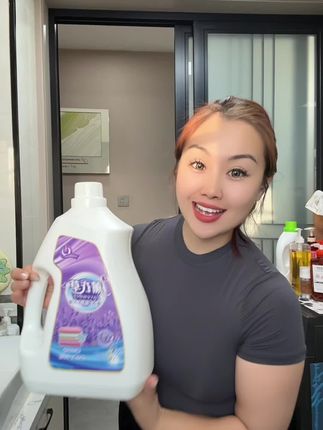 这款薰衣草洗衣液洗衣服干净清爽整个家都是喷了香水一样 这么大的容量这个价真的很香#洗衣液 #洗衣神器 #污渍轻松去除 #强烈推荐 #好东西一起分享