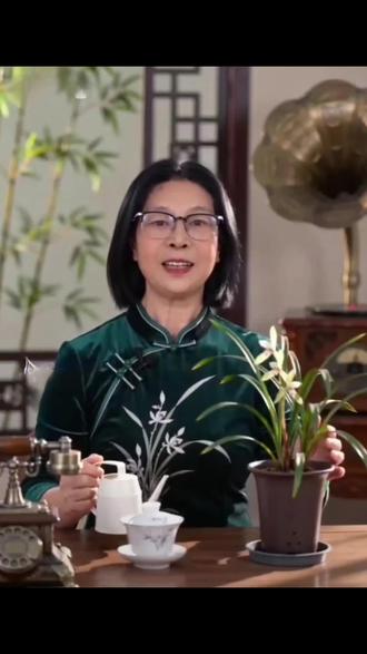 做个君子带头人是不容易的。所以有一句谚语叫:“人不当头,木不当轴。”当然,“风景这边读好。”“无限风光在险峰。”看各人的志向了。