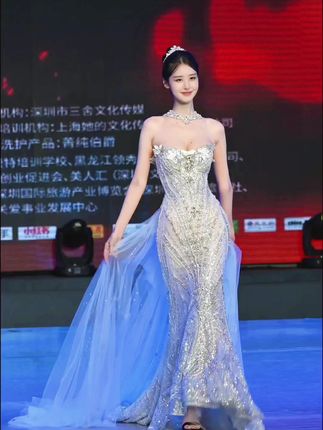 天宫选美,必属佳品!54届联合国小姐总冠军白欣禾与观众互动!#女神 #气场全开 #这也太好看了 #爱了爱了 #好身材好气质