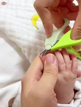 小手嫩嫩,指甲也要细细打理~这款婴儿指甲剪太好用了,安全又顺手!👶✂️ #母婴好物 #新手爸妈必备