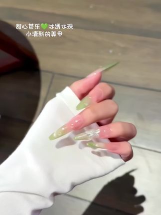 第一眼喜欢的东西,第二眼还是会喜欢💚#晒晒我的美甲 #穿戴甲 #冰透美甲 #美甲分享 #美甲