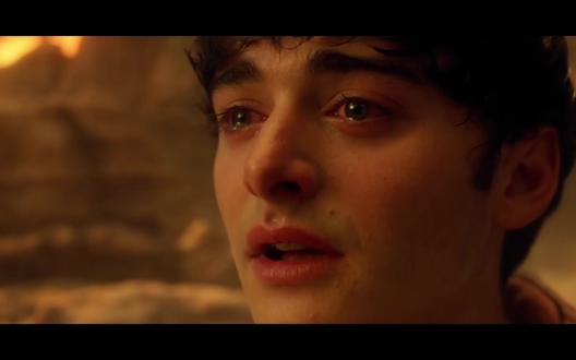 亨利的降生,从一开始就注定是一场不被接纳的劫难。他那双能洞穿事物本质、窥见他人心绪的眼睛,不是天赋,而是诅咒——在寻常人眼里,这是“怪胎”的佐证,是“异类”的烙印。他的父母视他为耻辱,他们想要的是一个温顺、普通的孩子,可亨利偏偏是那个能看透他们虚伪面具的人。母亲的冷漠像一层冰壳,父亲的呵斥如同一把钝刀,一点点割碎他对“家”的所有期待。他曾试图靠近同类,却发现自己与周遭的世界格格不入。孩子们的嬉笑打闹于他而言是刺耳的噪音,他们的天真烂漫在他眼中满是愚蠢的伪装。他能看到同伴心底的自私与怯懦,也能看透成人世界的伪善与残酷,这份清醒成了最沉重的枷锁。实验室的白墙,是他囚笼的边界。布伦纳博士把他当作实验品,名为“保护”,实为“禁锢”。博士想驯化他的力量,将他变成一把听话的武器,却从未有人问过他,是否愿意拥有这份力量。他的反抗,不是邪恶的滋生,而是绝望的嘶吼。当他终于挣脱束缚,却只能在黑暗中独行,被全世界冠以“怪物”之名。他从未被爱过,从未被理解过。他的苦,不在于力量的失控,而在于灵魂的孤独。他一生都在寻找一个容身之所,可到最后,才发现自己不过是天地间的一个孤魂,连恨,都成了无人回应的独白。