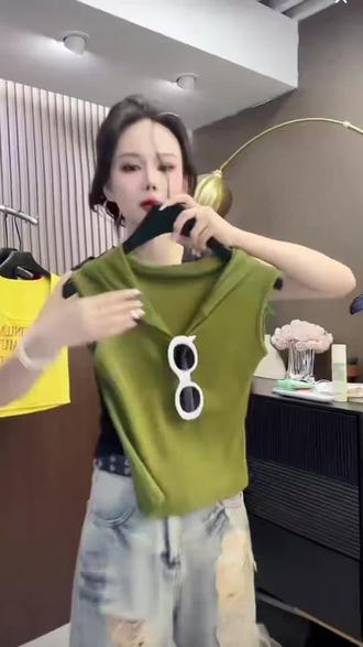 26年夏无袖纯色韩版休闲通勤风纯欲连帽大V领设计显瘦修身背心T恤#谁穿谁好看系列 #爆款热卖中 #好物推荐🔥 #爆款好物 #新品上新