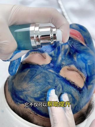 在做#海绵微晶 蓝膜的时候,叠加这款冰晶,舒缓渣渣感,而且更💦,平时也可以涂抹#美容院 #问题性皮肤管理