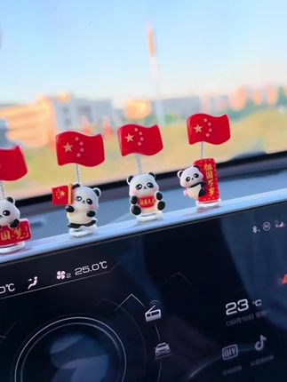 如果信仰有颜色,那一定是中国红这款熊猫小红旗放在车里家里办公室太好看了#五星红旗#我爱我的祖国#红旗摆#汽车好物推荐 #车内装饰小饰品