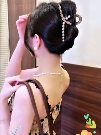 通勤党看过来!大号珠珠闪钻茶色鲨鱼夹,后脑勺一夹超方便,轻奢氛围拉满,精致感拿捏#戴上流光风饰品一秒入秋