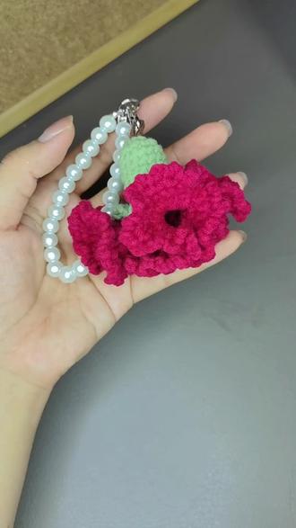 不用买鲜花!毛线钩朵康乃馨挂件,新手也能轻松搞定~#钩针编织康乃馨 #钩针教程 #钩针新手 #钩针