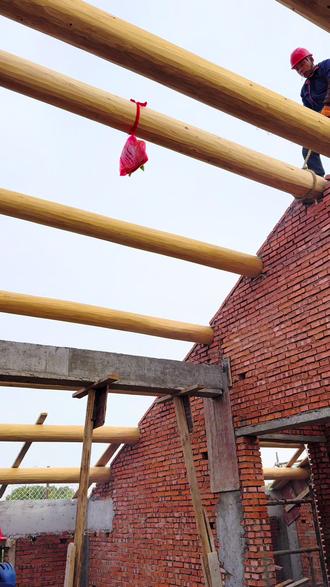 #自建房记录生活 #创作者中心 #创作灵感
#今天农历二月初八,吉时8时38分,吉日良辰,上梁大吉!
立柱迎祥瑞,金梁纳千祥。
愿家宅安稳,人财两旺,阖家平安,万事顺遂!
新居可期,未来皆安🏠🧧#自建房上梁大吉