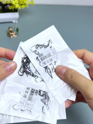 钓罗非别再乱用钩子了,现在有钓罗非专业的罗非钩,钩门宽拉饵大聚鱼快,钩柄长卸鱼快,一盒20付还送精美子线盒#罗非钩 #罗非袖 #罗非袖钩 #罗非袖钩 #罗非袖鱼钩