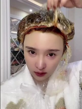 侗染泡泡染植物染发剂官方正品纯自己在家染发彩染遮盖白发一盒10袋纯植物一洗黑一洗彩家用泡染膏直播间2025新款显白流行发色黑茶色侗染泡泡染纯植物染发剂官方正品旗舰店直播间明星同款黑茶色侗染植物染发剂遮盖白发染发膏纯植物草本一盒10袋独立袋装防氧化自己在家轻松染白发男女通用纯遮白发如果你也有白发,又怕染发伤发质,一定要试试这款,经常染发怕伤发就得选这种,染发还能护发,无论是盖白发,还是换发色,直接在家一个人搞定,植物护染膏,染发还能滋养头发,不染头皮,自己在家就能染,白发也能轻松遮盖#纯植物天然无刺激染发膏推荐 #遮盖白发 #自己在家染头发#爆款热卖中#显白发色