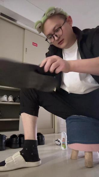 兄弟们擦皮鞋不#日常分享 #日常生活 #不上班都干些啥 #抖音记录美好生活