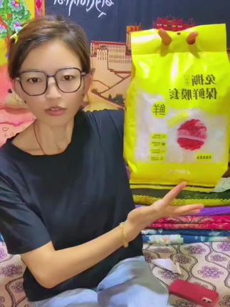#上热门 家家必备的好东西,比如说剩饭菜的话可以用它干净不会掉虫子🐛又不会来灰,还能可以用脚上穿,多好啊,价格实惠质量很好@DOU+小助手 #抖音小助手dou上热门
