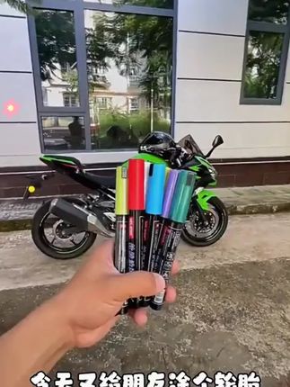 想让你的爱车与众不同吗?来看看这个轮胎油漆笔吧!它可以让你的轮胎变得非常个性化,让你的车子在路上更加亮眼,而且它用起来也很简单,只需要拧开盖子就可以开始画了,无论你是直线还是曲线都能轻松驾驭。想要让你的车子更有个性吗?那就赶快入手一支试试看吧!#油漆笔 #笔 #车轮胎油漆笔 #好物推荐🔥 #好物 @DOU+小助手 @DOU+好生意