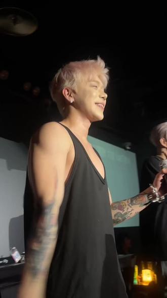 除了先生的美色我不接受任何的贿赂#xu王朝旭 #王殿硕 #SWAG组合@Mingo王殿硕 @XU王朝旭 #酒吧现场