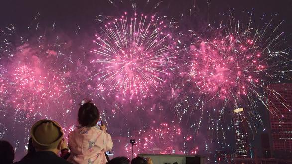 回味白鹅潭震撼烟花
#人潮拥挤 #请你看烟花 #鼎舍酒店 #沙面岛