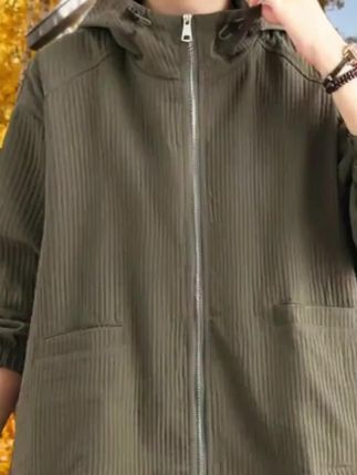 这件秋季外套呈军绿色,连帽设计十分贴心,借助抽绳可灵活调节帽型。正面配备的拉链,让穿脱变得轻松便捷。衣身的竖条纹纹理,为其增添了满满的质感与精致细节。两侧的口袋,既具备实用的储物功能,又起到了不错的装饰效果。束口样式的袖口,既能防风,又显得干净利落。整体宽松的版型,带来舒适自在的穿着体验,不规则的下摆设计,更是为其增添了时尚感,很适合秋季穿着,既能实现保暖需求,又能轻松打造出休闲随性的风格。#秋季个性穿搭 #秋季穿搭 #秋季外套 #外套分享 #胖瘦都能穿出洋气感