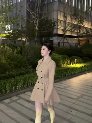 不用看清我的脸,我能给你的只有感觉。#气质女人 #穿搭不重样 #风衣 #早秋风衣#舒胡蕾