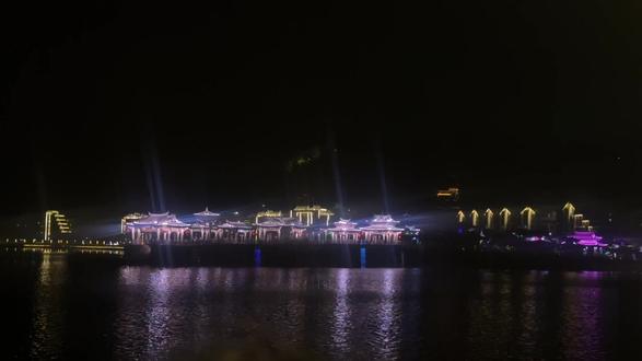 为了拍广济桥的灯光秀,手的举嘛啦,不过也很好看滴#广济桥灯光秀 #城市浪漫地标打卡