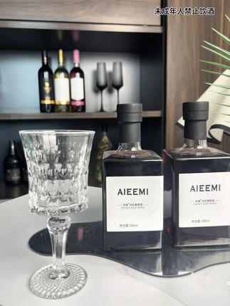 深宝石红的酒液在杯中摇曳,散发着黑樱桃、覆盆子与紫罗兰的芬芳,一丝蜂蜜的甜香悄然萦绕。入口如丝绸般柔滑,酸甜平衡恰到好处,成熟的红色水果风味在舌尖绽放,尾调带点巧克力般的醇厚,余味清新悠长。 #喝酒不开车 #微醺时刻 #不醉不归的节奏 #喝酒不开车
