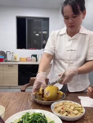 吃盐焗鸡啦 姐妹们 这个盐焗鸡是真的很好吃😋 非常有嚼劲的咯#盐焗鸡 #美食 #太香啦 #真香
