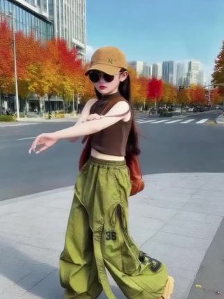 夏日的潮酷信号已送达!2025女童新款韩版两件套,用个性设计点亮宝贝的夏天~ 柔软透气的背心自带洋气滤镜,独特剪裁勾勒出灵动线条,无论是字母印花还是撞色拼接,都藏着不费力的时尚感。搭配垂坠感满分的阔腿休闲裤,宽松版型自在无束缚,跑跳玩耍时像只轻盈的小蝴蝶,蹲下捡花也不会有丝毫局促。 整套穿搭把“休闲”和“潮酷”完美融合,日常出街、公园撒欢或是假期出游,穿上就是人群中最亮眼的小时髦精。清爽配色衬得肌肤愈发透亮,韩系腔调从头到脚,让宝贝的夏天既舒服又有范儿~#酷女孩穿搭 #今日穿搭 #出游穿搭 #女童套装夏季 #女童裤子