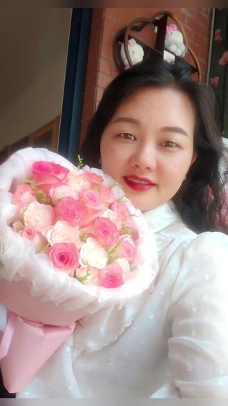 以花致爱,以温柔渡日常。
手边收满鲜花,奔赴浪漫薰衣草花田。
女人这一生,无关年岁,无关身份,
是温柔母亲,更是自在自己。
一生如花,温柔明媚,
迎风绚烂,自在盛开,岁岁芬芳💜#薰衣草田间 #治愈系风景 #薰衣草花田打卡