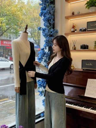 秋风渐起,微胖女生还在为穿衣发愁?这件法式V领针织衫,绝对是你的本命上衣!   独特V领设计,一秒拉长颈部线条,视觉上瘦十斤,轻松告别虎背熊腰。软糯针织,亲肤又保暖,温柔包裹每一寸肌肤。宽松版型巧妙藏肉,只显优雅不见赘肉。   别致的法式风情,洋溢着浪漫格调,无论是搭配牛仔裤的休闲,还是半身裙的优雅,都能轻松拿捏时尚,让你在秋日街头成为洋气焦点,自信做自己!#高级感穿搭 #优雅气质 #针织衫 #秋冬穿搭 #ootd穿搭