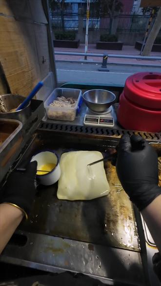 河北媳妇在济南摆摊卖早餐,今日分享鸡蛋灌饼皮的做法#vlog日常 #记录真实生活 #味道好极了你们想吃吗 #摆摊 #原创动画