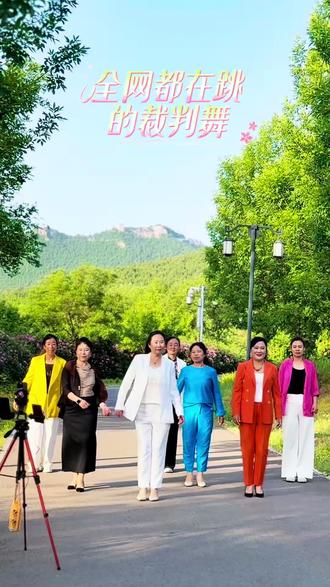 全网都在跳的舞 我们这一群即是女儿又是妈妈的小姐妹们,祝天下所有的母亲,节日快乐,永远年轻漂亮#母亲节快乐 #零基础学舞蹈 #一看就会系列