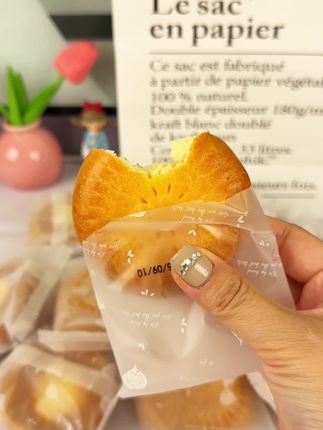现烤现发,新鲜短保的!吃起来奶香浓郁特别有韧劲,越嚼越香!#新疆牛乳小馕 #新疆烤馕 #谁懂这一口的好吃程度 #超好吃#妈呀太香了