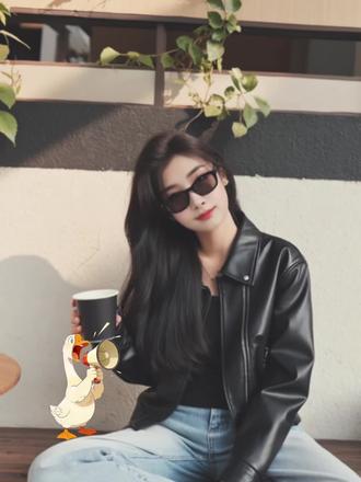 祝你新的一年牛逼 过的最好 干啥啥顺 天天就呲牙嘎嘎笑 咋吃不胖 还没烦恼 我祝你全家身体健康