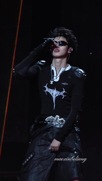 墨镜 眉钉 背头
#朱志鑫#荣耀之战