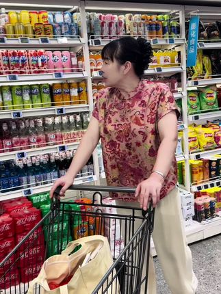甘肃婆婆在江西!朴实无华的婆婆,任劳任怨的好婆婆,给儿子儿媳做饭买菜,每天都要坐上地铁逛超市。儿媳妇为了让婆婆走出去自信大方,总是给婆婆买好看的新衣服,这套夏款中式旗袍短袖套装真的很适合婆婆穿,穿出来很洋气,时尚得很,非常有新中式的感觉,图案颜色也很喜庆很漂亮。平时穿出去买菜,逛超市,逛商场,参加聚会,吃席,什么场合穿都可以。#日常逛超市 #买菜 #婆媳生活 #中老年女装 #新中式穿搭