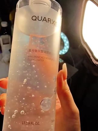 如果你经常熬夜,皮肤干燥暗沉,没有光泽,那你就试试这个泉兮的玻尿酸精华水,它里面添加了大小分子的玻尿酸,可以给皮肤快速补水保湿,还添加了燕麦麸皮和虾青素,都是对皮肤特别友好的成分,每天早晚洗完脸之后直接用它就可以了,坚持一段时间,你会发现皮肤透亮有光泽。