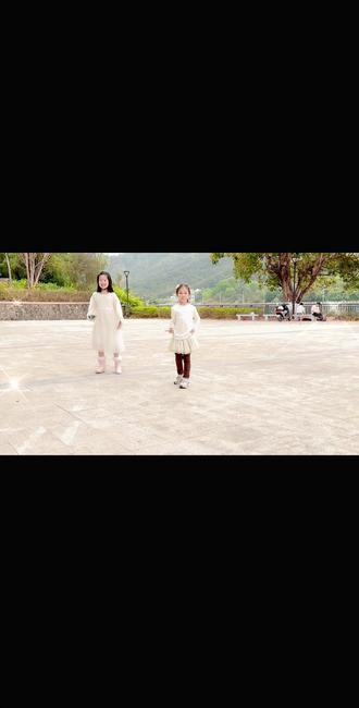 两个小女孩很有舞台感的#户外舞蹈