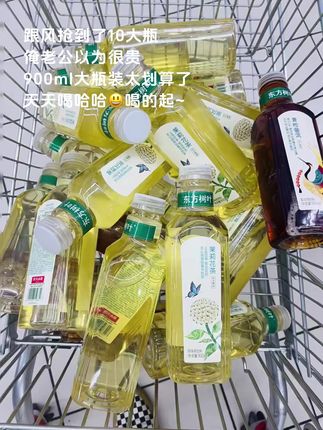 快快快 东方树叶900ml大瓶装的也来卷了,现在到手一箱10瓶,你看看才啥价!关键是大瓶装喝起来更痛快也更划算啊啊啊啊!茶香四溢 清爽解腻,回甘还有淡淡的茶清香,夏天冰镇一下简直不要太爱#东方树叶#夏日饮品#仙女都在喝什么 #好喝不贵