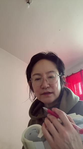 啥是家的“定海神针”?你们家排第一的是? 儿子结婚,有了自己的小家。
书上有一段话说的很明白,
他的原生家庭,他的父母最重要,他们最有发言权。
他自己的新家,他和他的妻子最重要,
他的父母就不应该有太多的发言权。
夫妻关系排在家里的首位,这就是健康家庭的第一定律,也是家的定海神针。
你的家里,啥排在第一?
#读书 #读书分享 #成长 #上热门🔥 #家庭