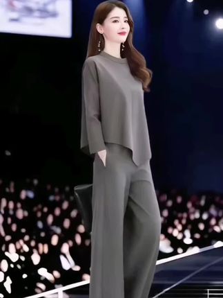 姐妹们准备好迎接时尚新潮流了吗?来看看这款休闲坠感阔腿裤套装,专为追求时髦与显年轻的你设计。大码款式,让你不管身材怎样都能轻松驾驭,展现你的职业魅力。这可不只是一套衣服,它是你时尚态度的表达,是你职场自信的底气。穿上它,每一步都透着不凡气质,让同事们都眼前一亮。别犹豫了,这个秋天,就从这套两件套开始,让自己成为办公室里最吸睛的风景线吧!#高级感穿搭 #气质女神范儿#显瘦穿搭 #减龄穿搭 #无限回购的宝藏单品